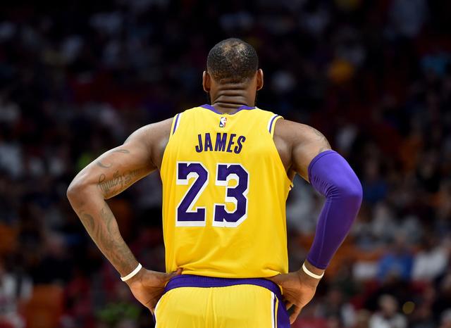  詹姆斯再创纪录，生涯总分破四万  