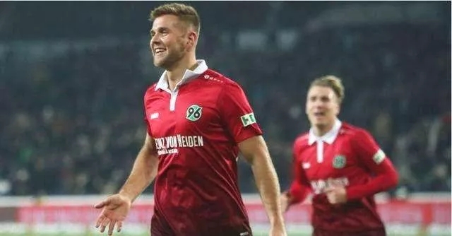  汉诺威96定位球战术发威，两次角球配合敲开胜利之门