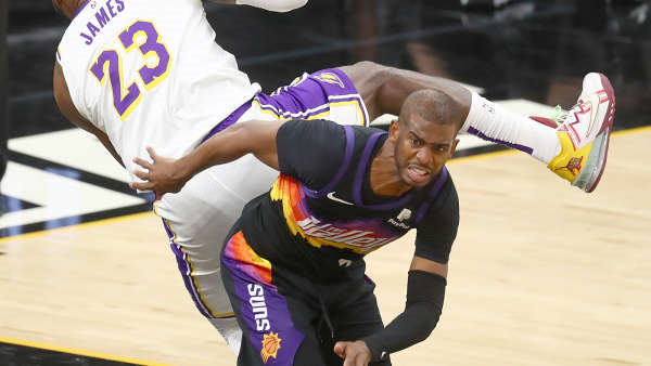  特雷杨穿针引线老鹰击败火箭缩小季后赛差距  